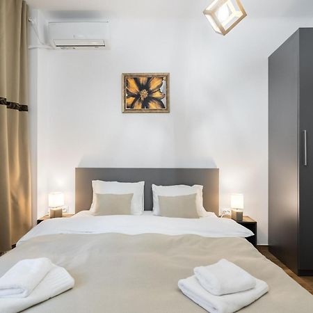 Urban Walls Apartments 5B Bukares Bagian luar foto