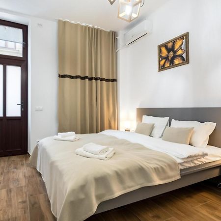 Urban Walls Apartments 5B Bukares Bagian luar foto