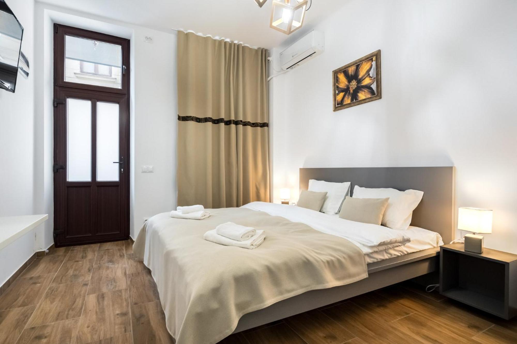 Urban Walls Apartments 5B Bukares Bagian luar foto